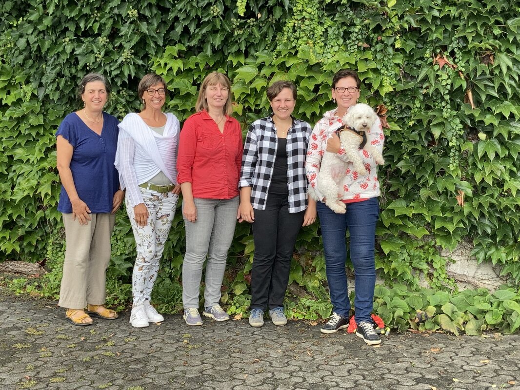 Team Religionsunterricht: Christel Gysin, Elke Forrer, Christa Schüssler, Barbara Steiner und Petra Müller mit Balou (v.l.n.r.)