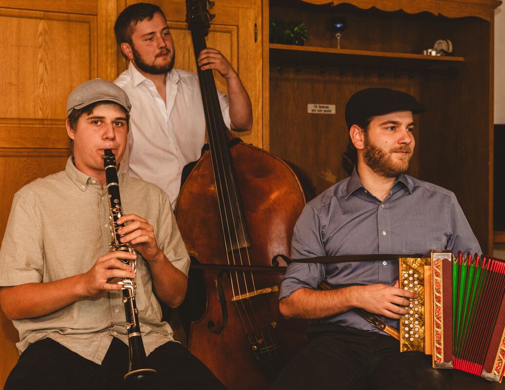 Elias Stadler - Klarinette, Jérôme Kuhn - Bass und Dominik Furger - Schwyzerörgeli