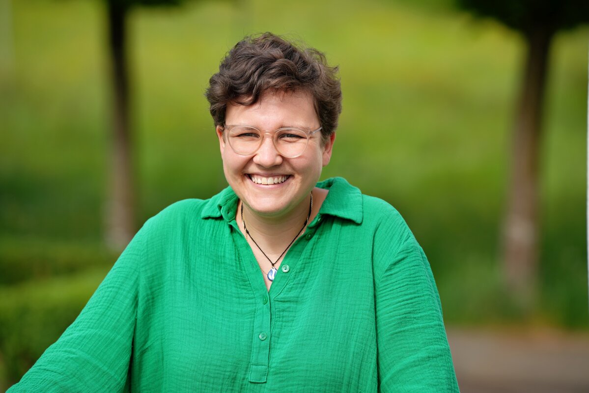 Barbara Steiner Anfang Mai 2026 neben der Thomaskirche, wie so oft auf ihrem Velo unterwegs!