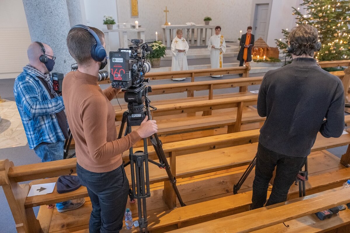 Bei den ökumenischen Dreharbeiten mit dem Tele1-Team in der christkatholischen Christuskirche in Luzern. (Bild Dominik Thali)