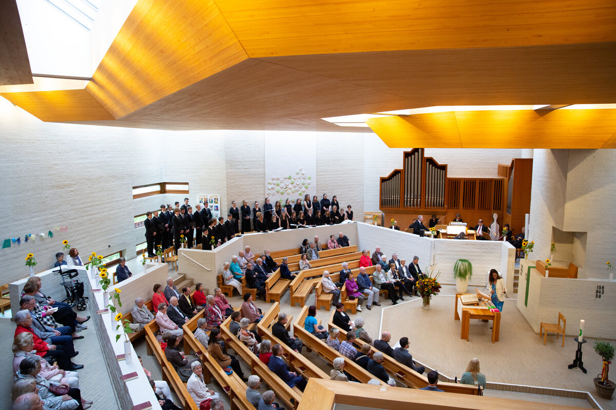 Synodalratspräsidentin Lilian Bachmann bei der Geschenkübergabe in der Kirche Weinbergli. (Foto Monique Wittwer)