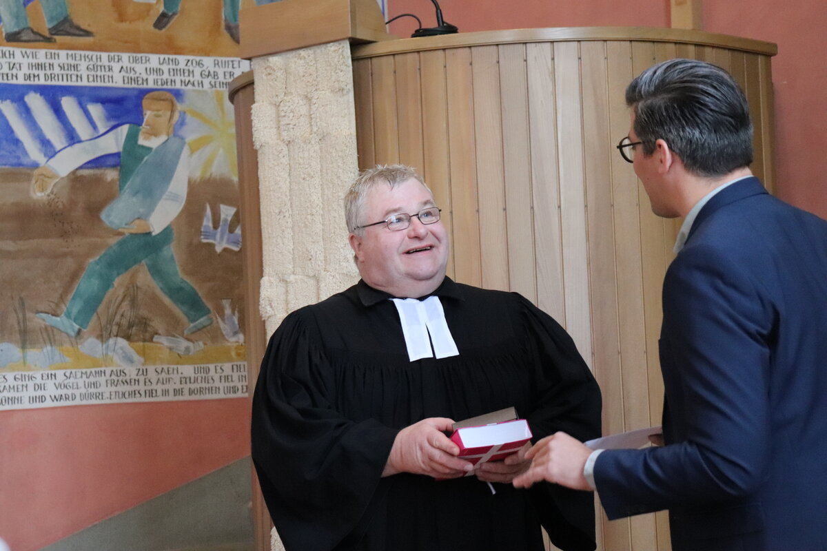Pfarrer Martin Kuckelsberg legt sein Gelübde vor der Gemeinde und Florian Fischer, Vizepräsident des Synodalrats, ab.