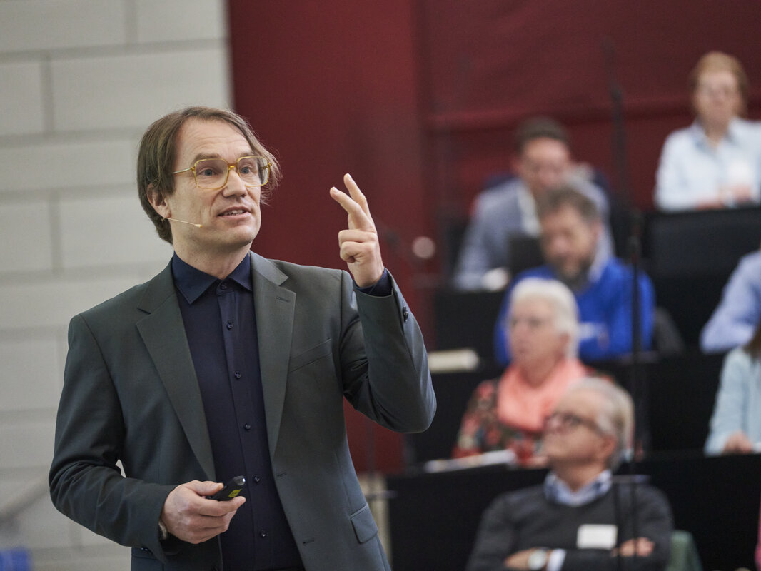 Lukas Golder, Co-Leiter gfs.bern, in der Synode der Evangelisch-Reformierten Lan-deskirche des Kantons Luzern. (Bild Emanuel Ammon) 