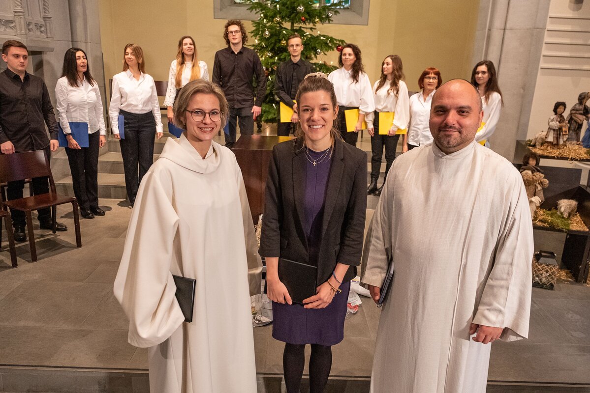 v.l. Weihnachts-Fernsehgottesdienst in der Reformierten Matthäuskirche in der Stadt Luzern mit Edith Birbaumer, Susanna Klöti, Engelbert Glaser und dem Chor Prostir. (Bild Dominik Thali) 