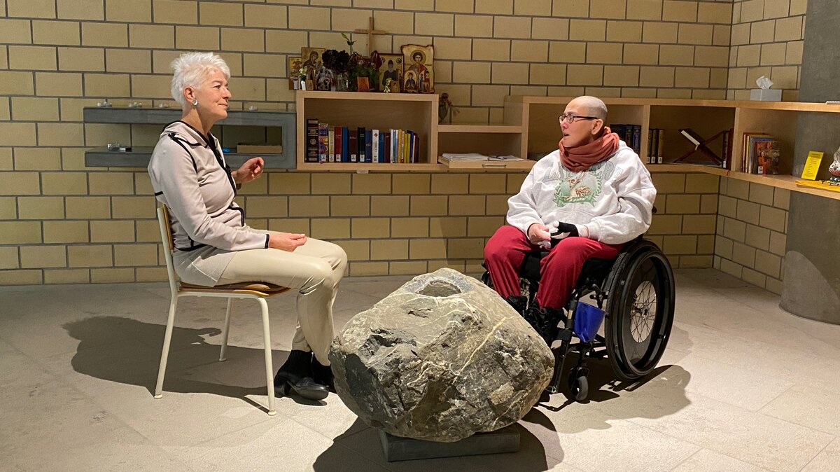 Seelsorgerin Ursula Walti (links) mit Tamara Schneiter im «Raum der Stille» des Schweizer Paraplegiker-Zentrums in Nottwil.