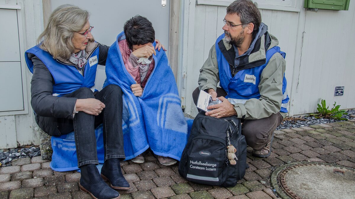 Care Giver und Notfallseelsorge im Einsatz während einer Übung.