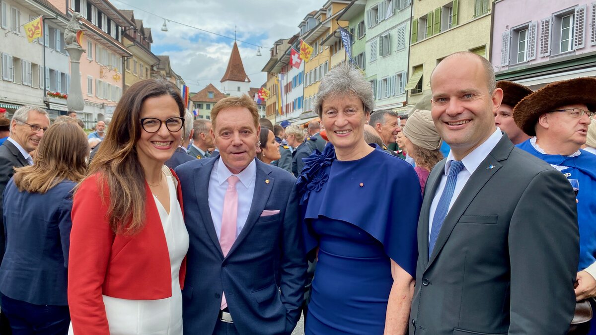 Lilian Bachmann (Synodalratspräsidentin), Hans Weber (Pfarrer), Sarah Springman (Direktorin und Professorin) und Fabian Peter (Regierungspräsident). (Bild Michi Zimmermann)