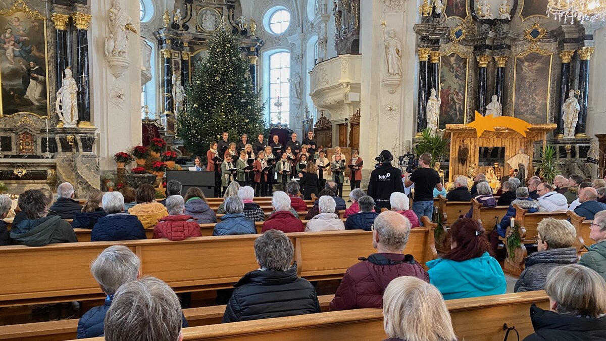 Der Weihnachts-Fernsehgottesdienst in der katholischen Pfarrkirche St. Mauritius in Ruswil mit dem Chor «Good News, Ruswil». (Bild Michi Zimmermann) 