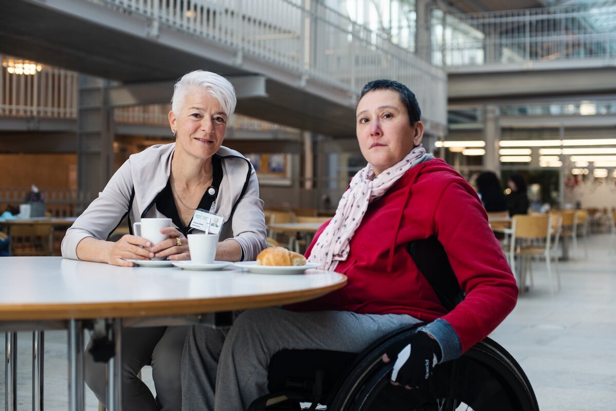 Seelsorgerin Ursula Walti (links) mit Tamara Schneiter im Schweizer Paraplegiker-Zentrum in Nottwil.
