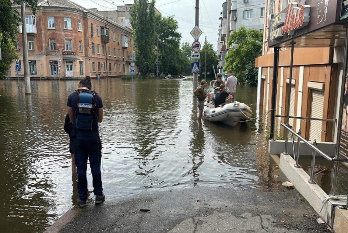 Bild: Menschen auf der Flucht in der Ukraine nach der Zerstörung des Kakhovka-Staudamms. (Bild HEKS)