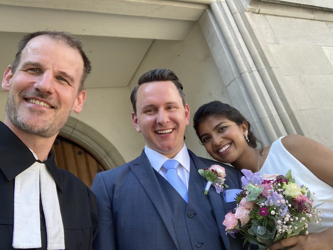 Pfarrer Marcel Köppli mit dem frisch vermählten Brautpaar Kurt und Pratibaa.