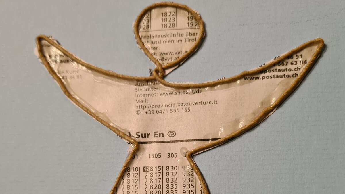 Engel aus Draht und Fahrplanpapier von Fritz Aebersold